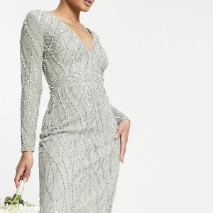 Klänning - Säljer nu min fina klänning som jag hade som brudtärna i färgen salvia. Den har heltäckande utsmyckning och slit bakifrån. Endast använd en gång, storlek 38. Kan skicka flera bilder vid intresse:) Nypris 1300kr, slutsåld på hemsidan. Finns i Barkarby