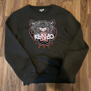 Kenzo paris, tröja - Helt ny, bara testad. Säljer p.g.a att den är förstor. Nypris 3000. Pris kan diskuteras