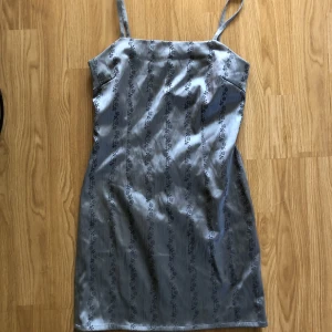Mini klänning - Silver/ lila grå skimrande mini klänning i Storlek S. Passar inte mig så kan inte skicka ytterligare bilder.   Sann till sin storlek Kort Små defekter i form av fläck, men syns ej :)