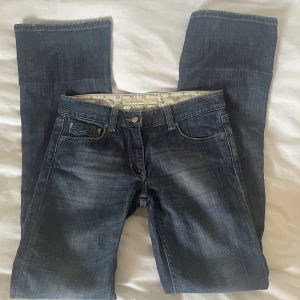 Lågmidjade jeans  - Så snygga jeans från french Connection som tyvärr är för små för mig:( utsvängd stil, midjemått 76, innerbenslängd 83 cm💘