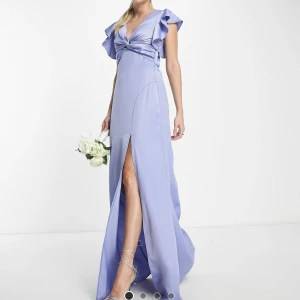 ASOS klänning (tall modell) - Vacker klänning från ASOS! Helt ny med lapparna på. Säljes då jag beställde flera men missade sista returdatumet. Superfin till bal, fest, eller bröllop! Fraktar men då står köparen för frakten eller möts upp i Stockholm (stadion)💓 