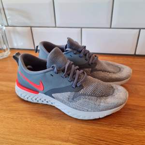 Sparsamt använda Nike Odyssey React skor. Model Flyknit 2. Endast använda ett par gånger på gymmet, så gott som nya.   Storlek 42,5.  Nypris 1300 kr.