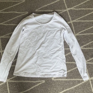 Vanlig vit tröja  - Säljer min vita tröja från Ullared.