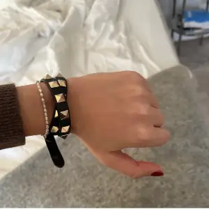 Säljer mitt fina valentino armband i utmärkt kvalitet💕Inte slitet på något sätt❤️Kan tänka mig att byta mot en annan färg/något annat och såklart säljer jag även🌸Priset är diskuterbart❤️Har dustbag och låda kvar!