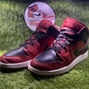 Jordan 1 Mid Reversed Banned i storlek 38👟Okej skick🌟Ingen låda❌ Köpta på Sneakerhyllan💵Hör av dig om frågor/bilder🤙