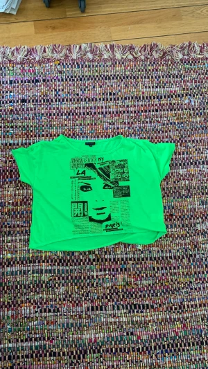 En kroppad t-shirt med tyck  - Super cool tröja med tryck. Den passar som en XS/S. 😁