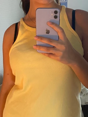 Gul topp - Ljusgult linne, perfekt för sommaren. Aldrig använd, mycket bra skick. 