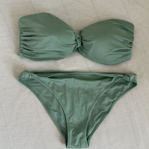 Bikini  - Jättefin bikini. Toppen är 44 och trosan är 38. 