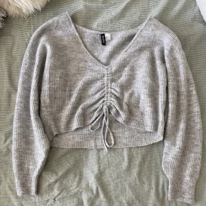 Stickad tröja - Supermysig grå stickad tröja från H&M storlek M. Endast använd en gång. 
