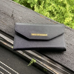 iPhone skal - Säljer ett jätte snyggt ideal of sweden skall som är i plånbok form. Nästan helt oanvänd, kanske använt den 2 gånger 🌸