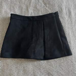 Fin kjol från pull&bear som knappt är använd! Kjolen har till och med inbyggda shorts vilket gör den så bekväm! Säljer pga att den tyvärr  inte kommit till användning i min garderob❤️