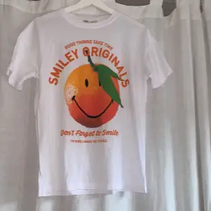 En vit T-shirt med ett tryck av en apelsin och text, ifrån pull&bear💓orginalpris 160kr💕