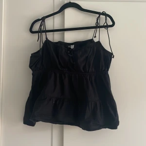 Hm blus  - Säljer denna svarta blusen från hm! Köpt sommar 2021 och säljer både för att den är för liten men även för att den inte kommer till användning längre. Storlek S men passar en XS. 💕💕