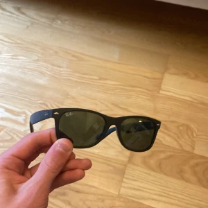 Ray ban - Hej, säljer mina ray ban new wayfarer i utmärkt skick då det inte finns några repor eller defekter. Tveka inte att fråga om du är intresserad! Är även öppen för byten.