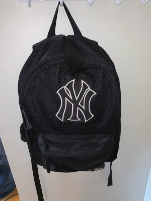 New York Yankees ryggsäck - Svart liten baseball-ryggsäck ca 40 cm hög och 30 cm bred.