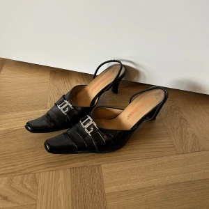 Dolce & Gabbana klackar - Vintage Dolce & Gabbana klackar i storlek 39 men de passar mig också som brukar ha 38 i klackar🖤