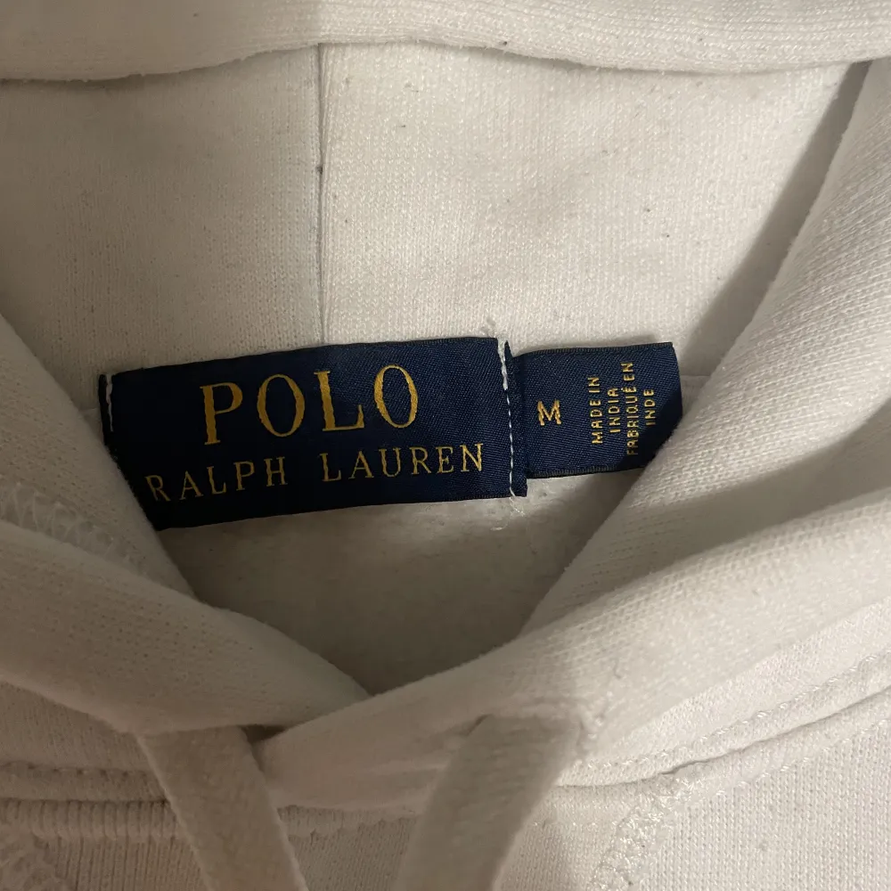 Säljer min superfina vita Polo Ralph Lauren Hoodie i storlek M. Finns att hämta upp i Stockholm o kan också  frakta. . Hoodies.