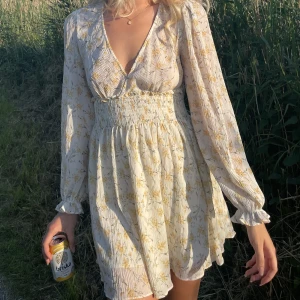 Sommarklänning  - Perfekt sommarklänning med fint mönster. Köpt från nakd nypris 599kr. Toppen skick