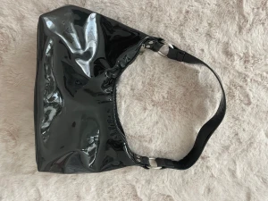 Väska  - Glansiga väska  Bra skick 