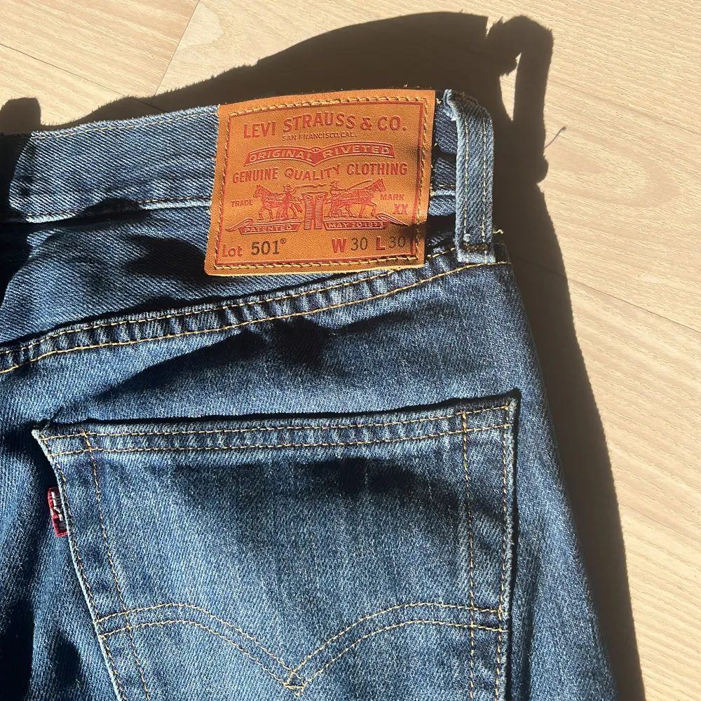 Säljer Levis 501 straight/relaxed fit jeans i ”mörkblå/mellanblå” färg,  Storleken är 30/32 o de är helt normali storleken. Cond: 10/10. Jeans & Byxor.