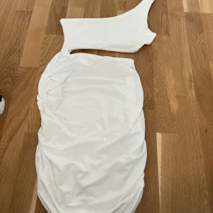 Vit klänning  - Medium 
