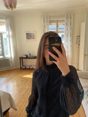 Marinblå blus Zara - En marinblå blus fr Zara som är helt felfri