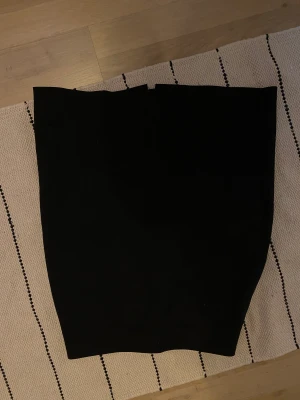 Kostym kjol - Kostym kjol med fake fickor backtimjan och slits bak, dragkedja