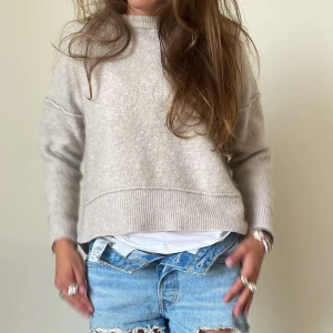 By Malene Birger tröja - Säljer denna jätte fina stickade tröjan, jätte skön och i väldigt bra skick, säljer den då den inte kommer till användning. 