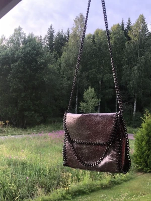 Handväska med axelrem - Helt oandvänd, passar perfekt till många olika outfits och tillfällen!