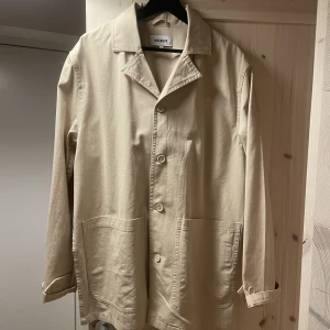 Kappa från weekday - Tunn beige kappa från weekday, endast testad storlek M. 