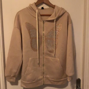 glitter butterflt hoodie - använde den en gång sen fick ja reda på att shein använder barnarbete. Darför säljer jag den lol Bra skick iaf  
