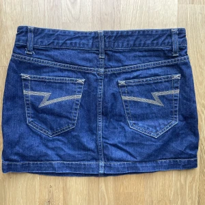 Jeanskjol - Superfin jeanskjol i utmärkt skick! Säljer då den har blivit aningen för liten för mig 🫶🏻