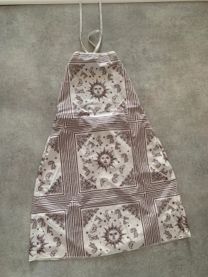 Halterneck klänning - Halterneck klänning från SHEIN. Aldrig använd. Storlek M.