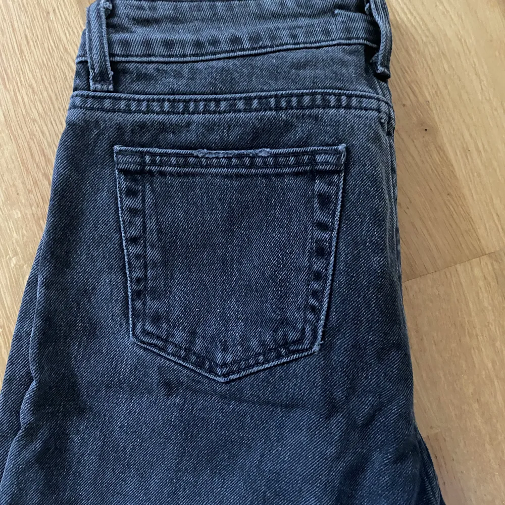 Svarta/gråa jeans med slit, köpta på zara för ett par år sedan. Har klipp av de för att de ska passa en person runt längden 165. Har tyvärr växt ur dem, därav har jag ingen bild med dem på🫶om ni har någon fråga är det bara att ställa. Jeans & Byxor.