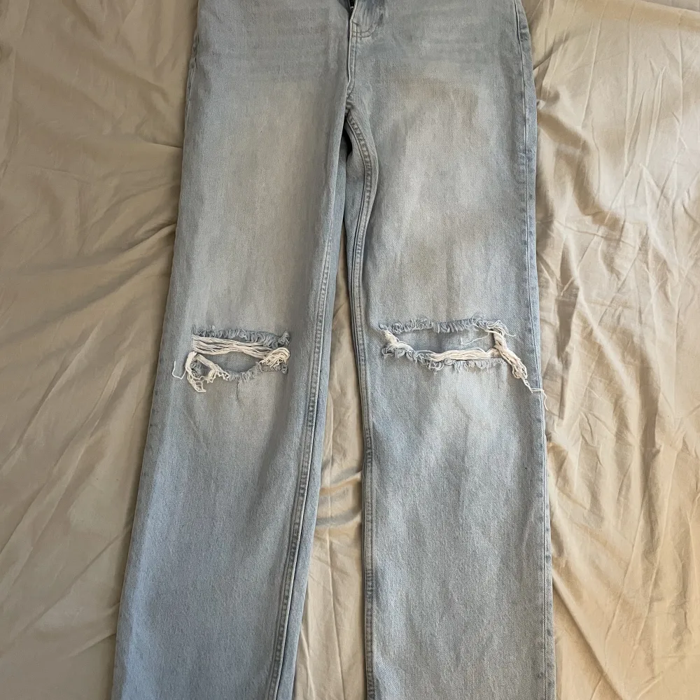 Jättefina jeans från Gina. Använda 2 ggr, så i nyskick. Säljer för de ej kommer till användning. Hör av er för fler bilder eller funderingar❤️ Köpta för 499kr, säljer för endast 150kr😁. Jeans & Byxor.