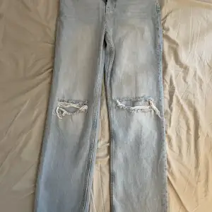 Jättefina jeans från Gina. Använda 2 ggr, så i nyskick. Säljer för de ej kommer till användning. Hör av er för fler bilder eller funderingar❤️ Köpta för 499kr, säljer för endast 150kr😁
