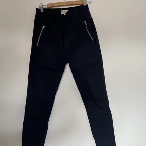 Just Junkies byxor - Mörkblå Just Junkies byxor med dragkedja vid fickorna. Storlek M 