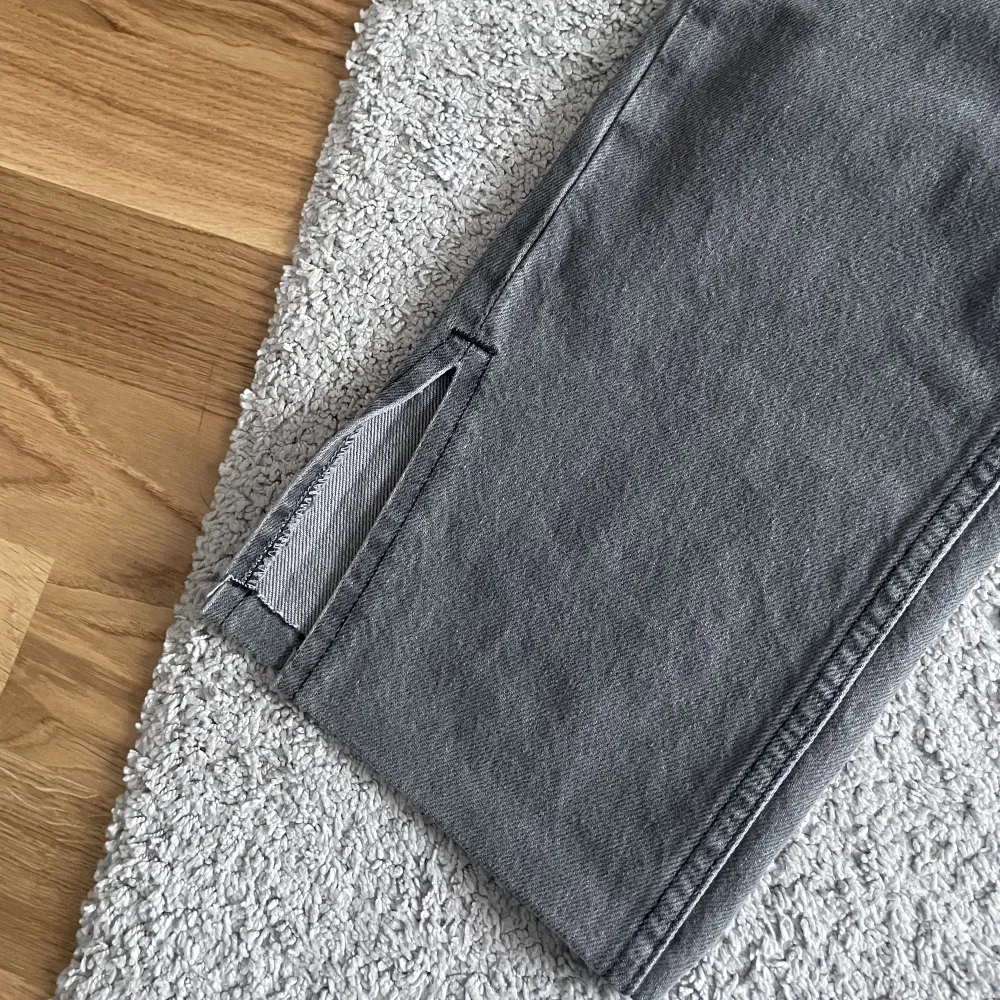 Ett par gråa jeans med slit som är i storleken 38 . Jeans & Byxor.