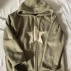 Zip up hoodie - Zip up hoodie, den är jättemysig och är nästan helt oanvänd. Dragkedjan är lite krånglig men i övrigt är den i bra kvalite.