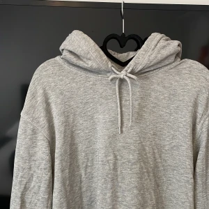 Hoodie - Grå hoodie från H&M, storlek S, Frakt tillkommer 🙌 Paketpris är möjligt. Kolla in andra kläder i profilen så fixar vi en super deal 🥰