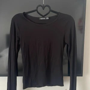 Svart långärmad från boohoo  - Svart långärmad  Storlek xs/s  Frakt tillkommer 🙌 Paketpris är möjligt. Kolla in andra kläder i profilen så fixar vi en super deal 🥰