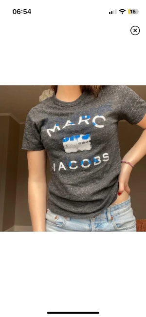 marc jacobs t shirt - grå t shirt från marc jacobs med tryck! 