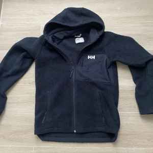 Hellyhansen jacka - Säljer nu min hellyhansen jacka då den är för liten och knappast kom till användning så skicket är helt nytt