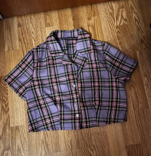 lilarutig croppad skjorta - En lilarutig kroppad skjorta 