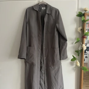 Trenchcoat - Grå trenchcoat från Weekday, sparsamt använd💖 storlek xs men passar även S och M! Jag är 167 ✨