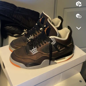 Jordan 4  - Säljer ett par jordan 4 som är i bra skick. Det är storlek 40. Låda finns med men tyvär inget kvitto. Köpte dem ifrån soleplus för 3500 kr och jag säljer dem för 2300 kr. Finns att hämta i norrköping.