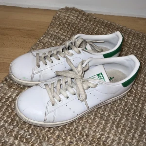Adidas Stan Smith - Kommer ej till användning. Smutsiga snören, men det går att tvätta. 