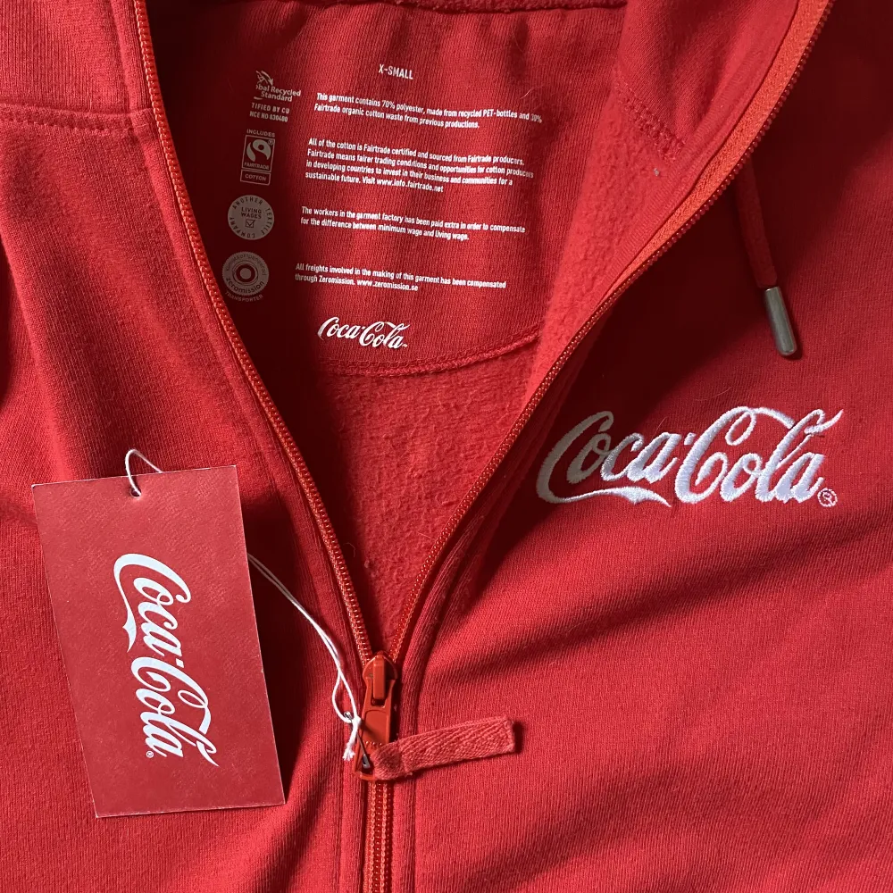 Jag säljer nu syrrans inprincip oanvända hoodie från Coca Cola då den enbart hänger i garderoben och tar plats. Den är som ny och har inga tecken på användning. Köptes från en Coca Cola shop för 600kr. Priset är inte hugget i sten Frakt betalar du själv!. Hoodies.