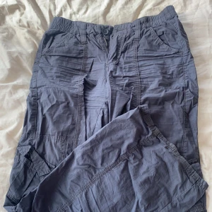 Urban outfitters cargo pants lowwaist - Låg midjad cargo byxa från Urban outfitters i marinblått😍 Tyvärr växt ur dem!