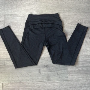 Träningsbyxor - ⚠️Kolla min profil⚠️Ett par gråa ”märkes” träningsbyxor. För små och för korta på mig som är 163/164cm lång. Aldrig blivit använda utan bara testade 2ggr. Strl: xs, 32-34. Pris kan diskuteras🙌🏽